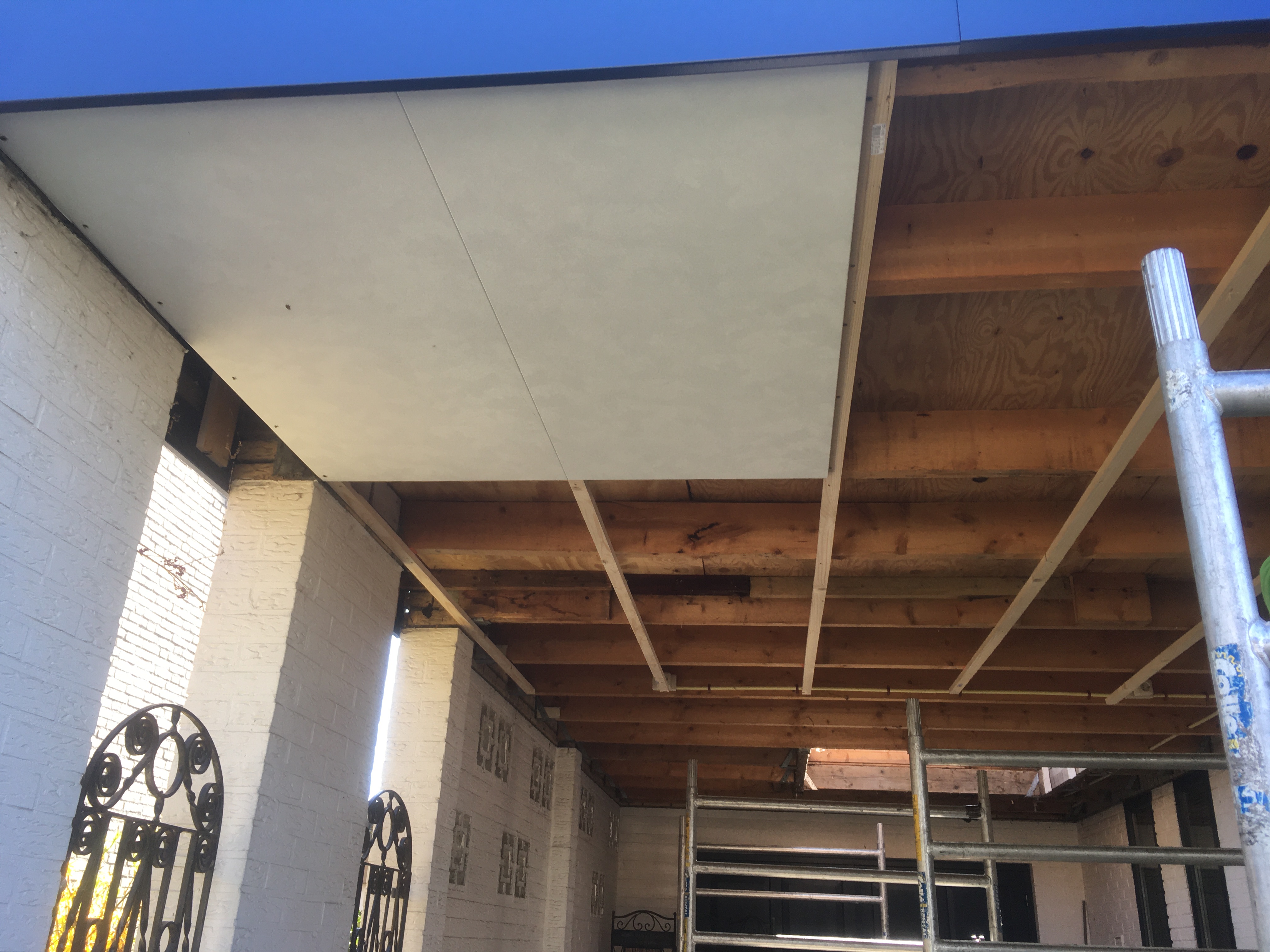 Tijdens: binnenplafond carport monteren.